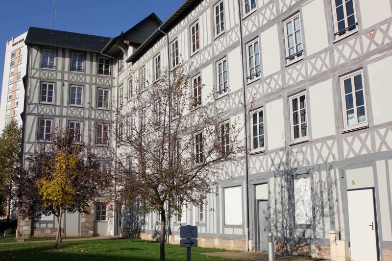 Logement studio F1 en plein centre-ville d'Elbeuf - Image 2