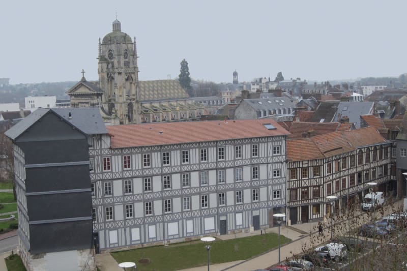 Appartement triplex F6 à louer en plein centre-ville d'Elbeuf - Image 1