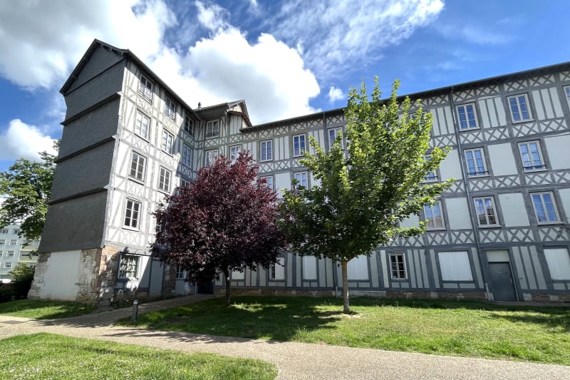 Grand appartement duplex F3 à louer en plein centre-ville d'Elbeuf - Image 2