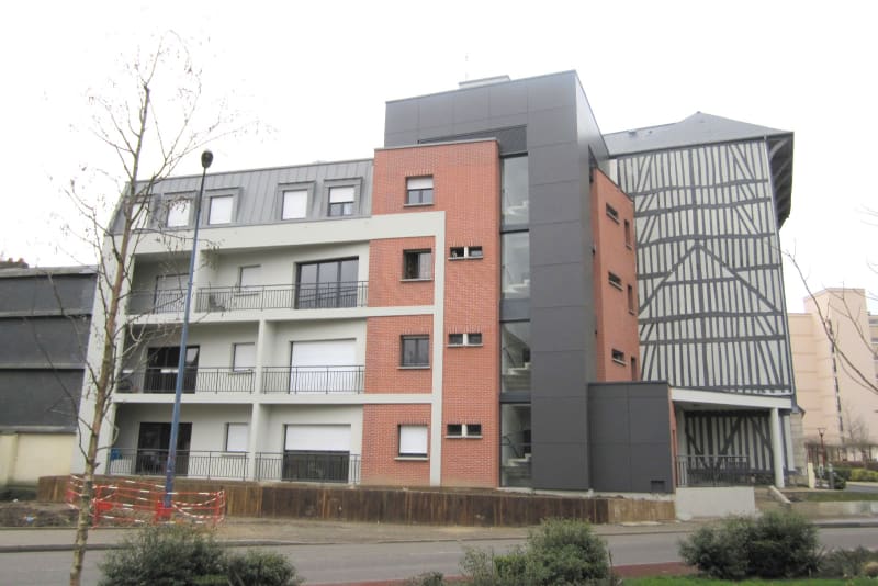 Logement T4 en location en plein centre-ville d'Elbeuf - Image 1