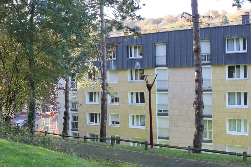 Appartement F2 en location à Elbeuf dans un cadre verdoyant - Image 1