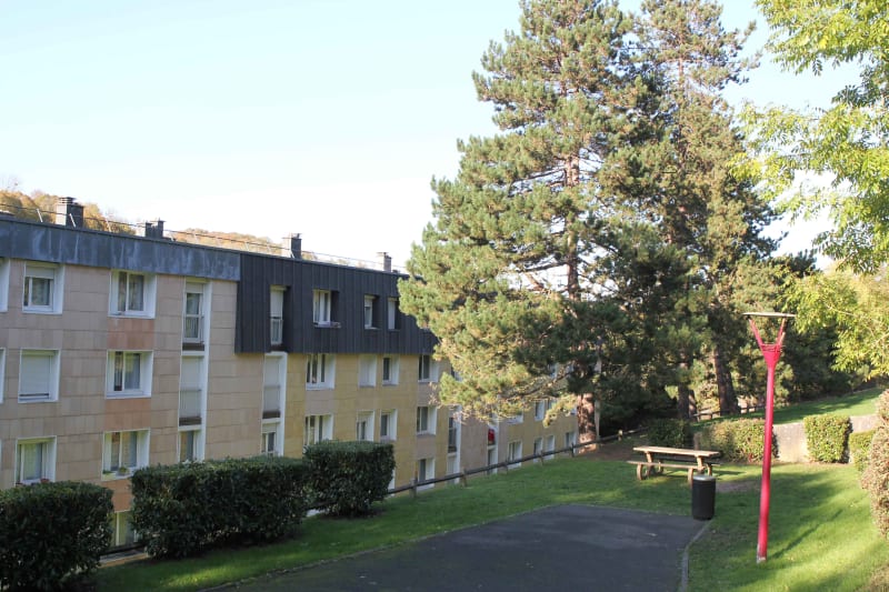Appartement F2 en location à Elbeuf dans un cadre verdoyant - Image 2