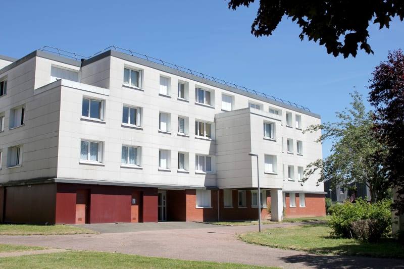 Grand appartement T3 à louer à Saint-Léger-du-Bourg-Denis - Image 1